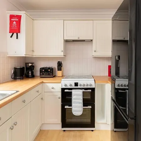 Two Bed House With Free Parking, Near Train St. Villa Bath Exterior photo