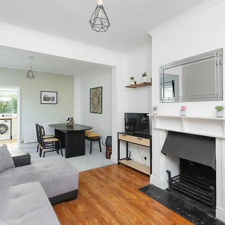 Two Bed House With Free Parking, Near Train St. Villa Bath Exterior photo