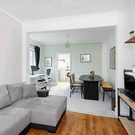 Two Bed House With Free Parking, Near Train St. Villa Bath Exterior photo