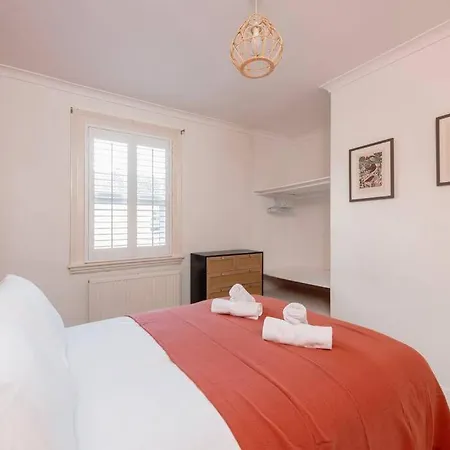 Two Bed House With Free Parking, Near Train St. Villa Bath Exterior photo