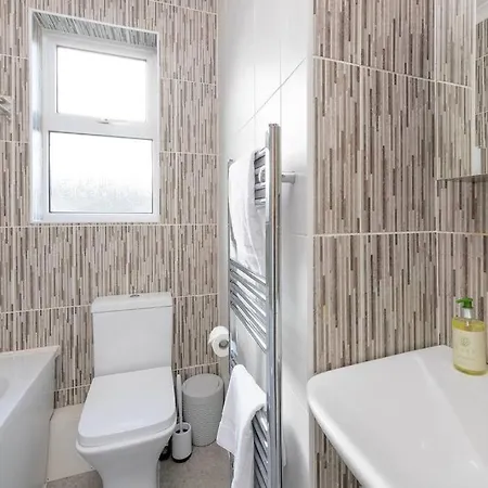 Two Bed House With Free Parking, Near Train St. Villa Bath Exterior photo