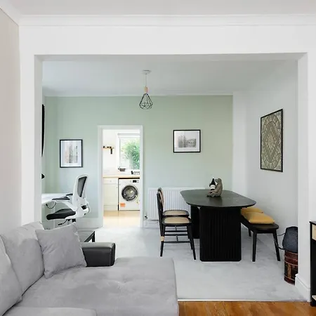 Two Bed House With Free Parking, Near Train St. Villa Bath Exterior photo
