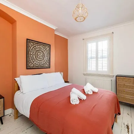 Two Bed House With Free Parking, Near Train St. Villa Bath Exterior photo