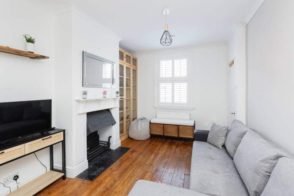 Two Bed House With Free Parking, Near Train St. Ferienhaus