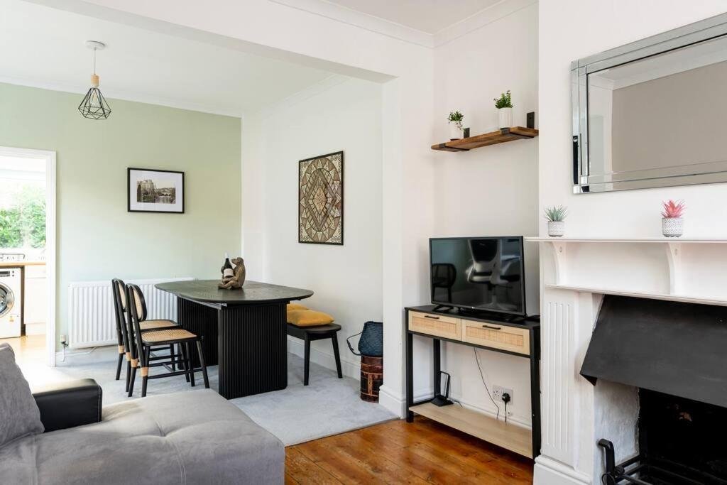 Ferienhaus Two Bed House With Free Parking, Near Train St. Bath