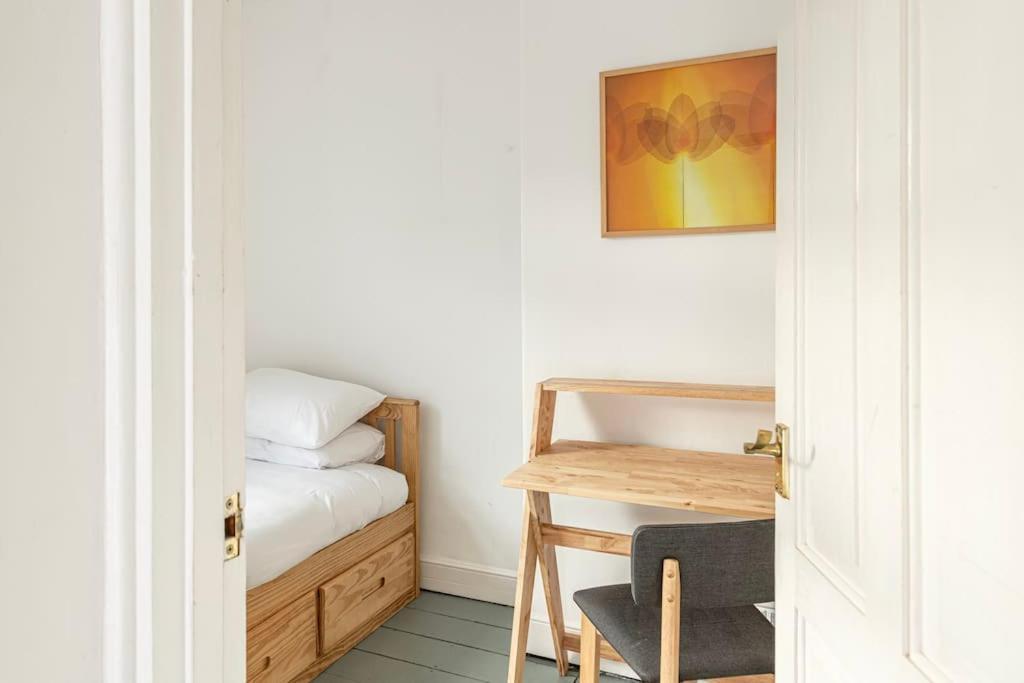 Ferienhaus Two Bed House With Free Parking, Near Train St. *