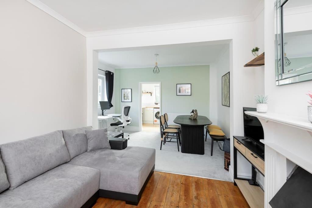 Ferienhaus Two Bed House With Free Parking, Near Train St. Bath