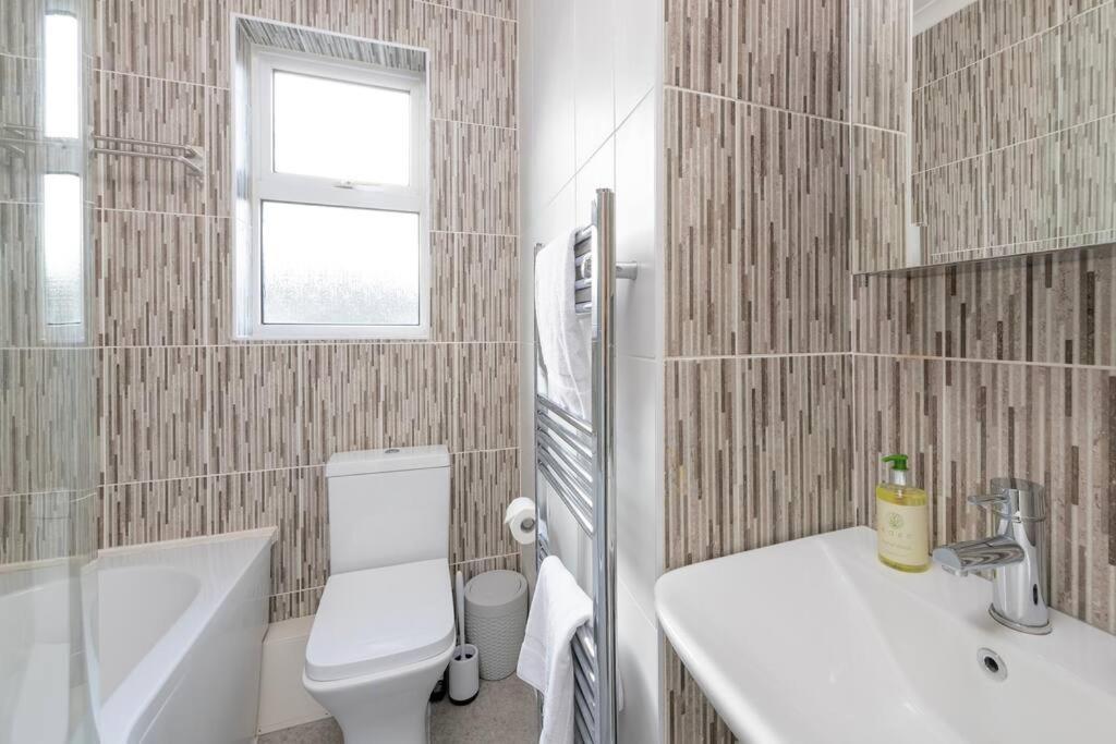 Two Bed House With Free Parking, Near Train St. Ferienhaus