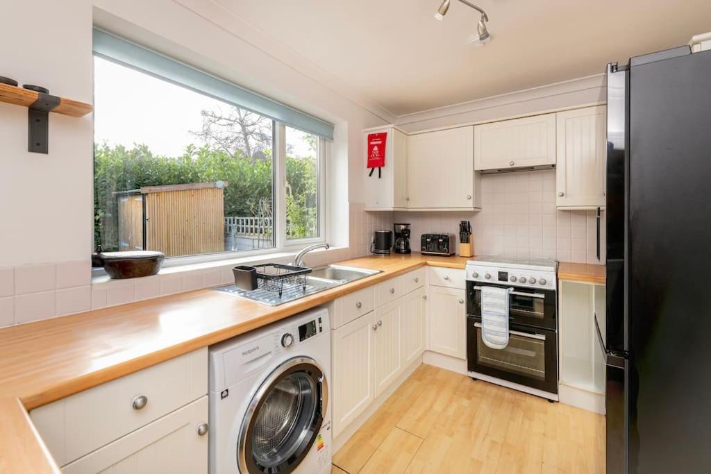 Two Bed House With Free Parking, Near Train St. Ferienhaus Bath