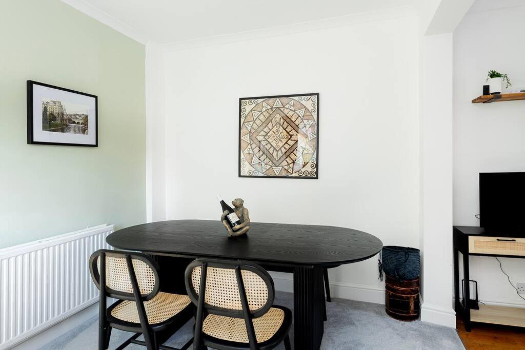 Ferienhaus Two Bed House With Free Parking, Near Train St. *