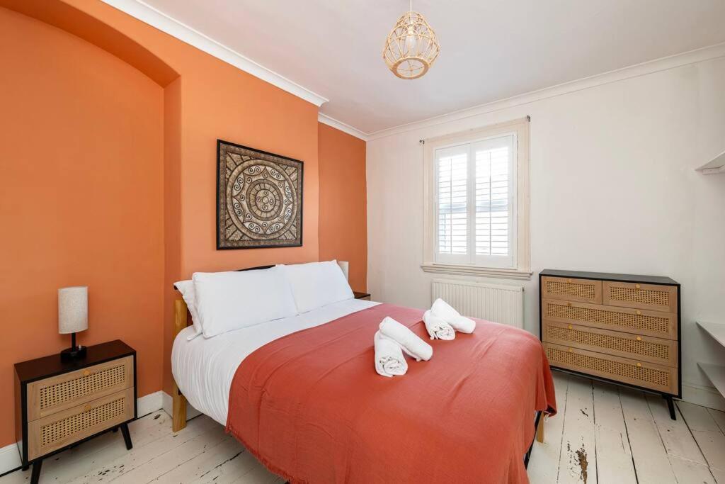 Two Bed House With Free Parking, Near Train St.