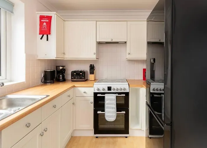 Two Bed House With Free Parking, Near Train St.