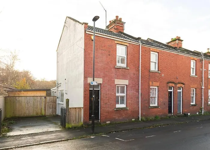Two Bed House With Free Parking, Near Train St.