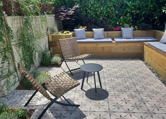 Two Bed House With Free Parking, Near Train St.